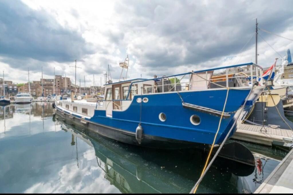 Historic Dutch Barge, Idyllic Location Hotel Лондон Екстериор снимка